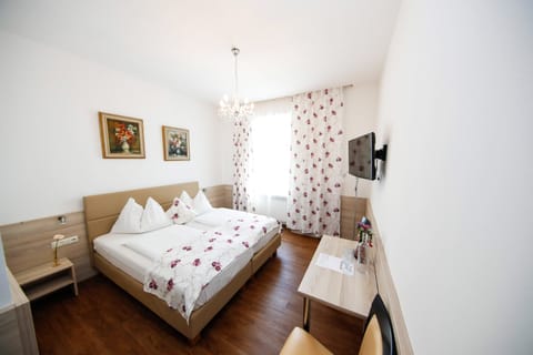 Double Room, 1 Bedroom | Individually decorated, individually furnished, laptop workspace