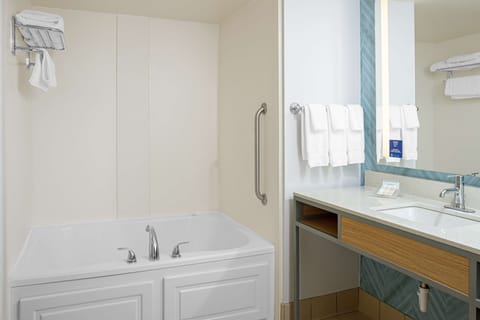 Deluxe Suite, 1 King Bed with Sofa Bed, Whirlpool | Bathroom | Combined shower/tub, free toiletries, hair dryer, towels