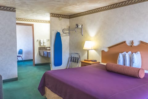Junior Suite | Desk, iron/ironing board, free WiFi, bed sheets