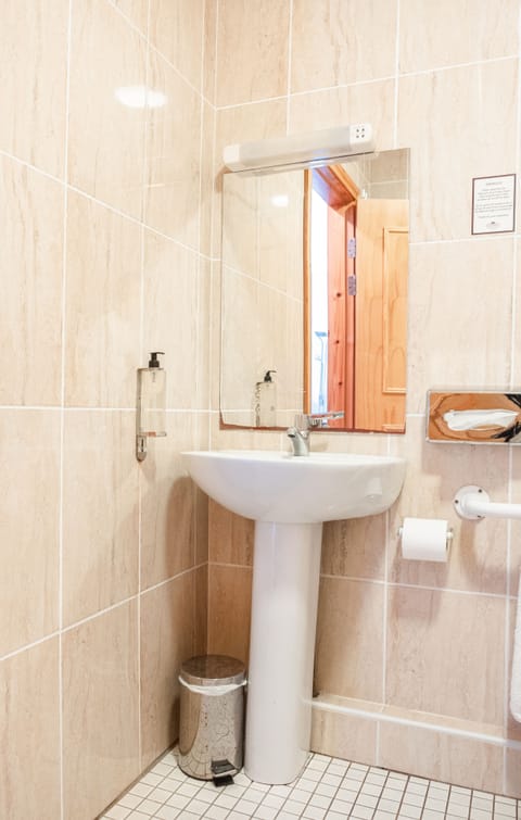 Combined shower/tub, free toiletries, hair dryer, towels