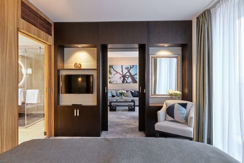 Superior Suite, 1 King Bed | Hypo-allergenic bedding, minibar, in-room safe, desk