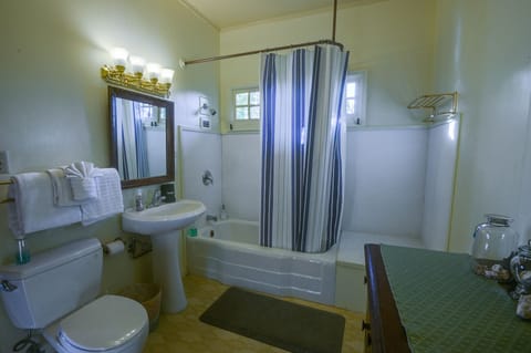 Romantic Double Room Single Use, Garden View | Bathroom | Free toiletries, towels