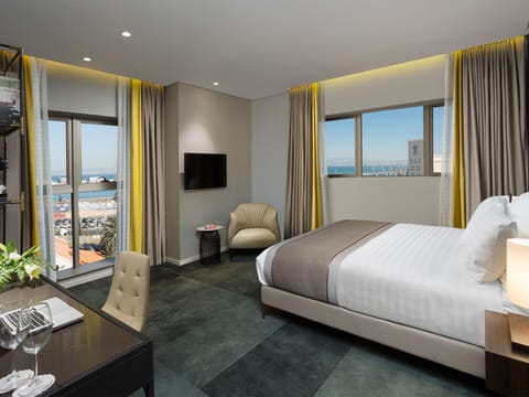 Executive Double Room, Bay View | Minibar, in-room safe, desk, laptop workspace