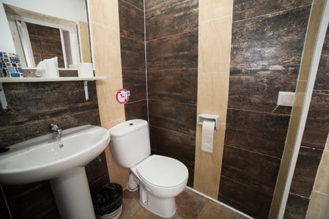 Standard Studio, Kitchenette (para 2 personas) | Bathroom | Shower, free toiletries, hair dryer, towels