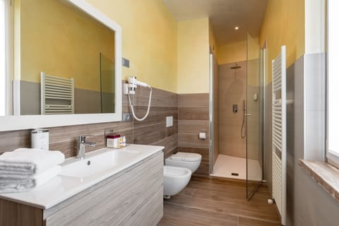 Junior Suite | Bathroom | Shower, free toiletries, hair dryer, bidet