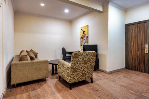 Executive Suite | Living area | 32-inch flat-screen TV with cable channels, TV