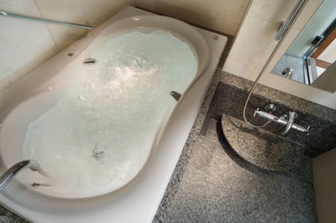 Combined shower/tub, deep soaking tub, free toiletries, hair dryer