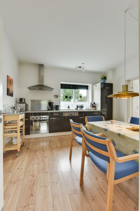 Apartment, 3 Bedrooms | Private kitchen | Fridge, microwave, oven, stovetop