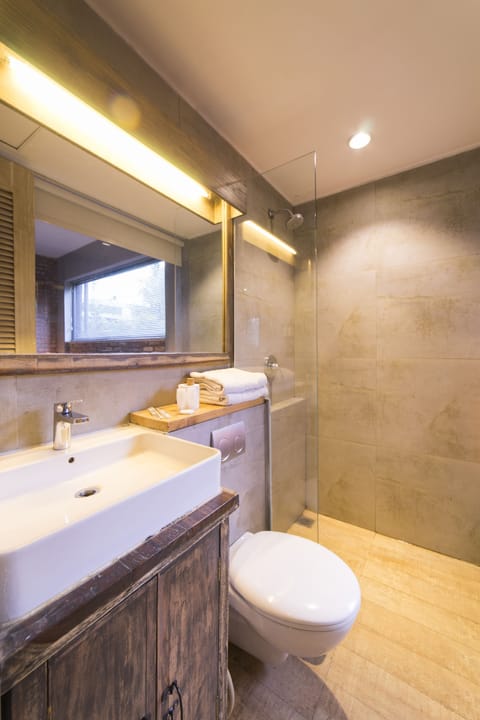 Deluxe Rustic | Bathroom | Shower, free toiletries, hair dryer, slippers