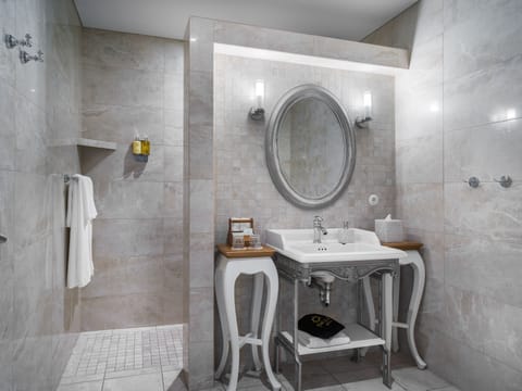 Suite | Bathroom | Shower, rainfall showerhead, free toiletries, hair dryer