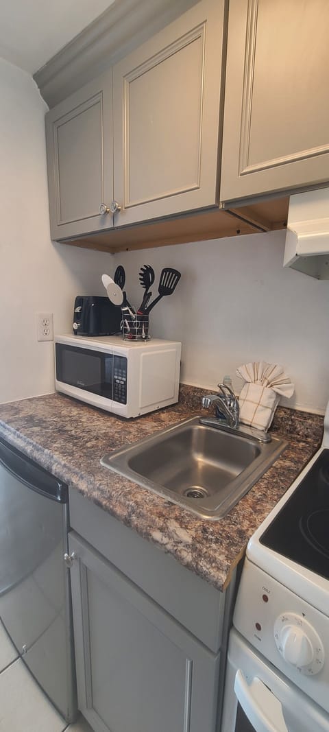 Deluxe Room, Kitchen, Ocean View | Private kitchen | Mini-fridge, microwave