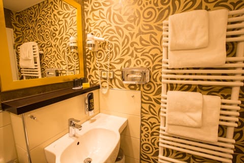 Comfort Double Room | Bathroom | Hair dryer, towels