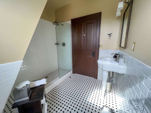 Standard Room, 1 Queen Bed, Non Smoking (Walk-in Shower) | Bathroom | Rainfall showerhead, free toiletries, towels, soap