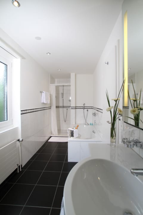 Relax Suite | Bathroom | Free toiletries, hair dryer, slippers, towels