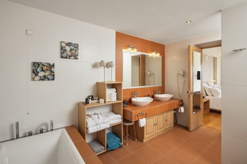 Suite | Bathroom | Combined shower/tub, free toiletries, hair dryer, slippers