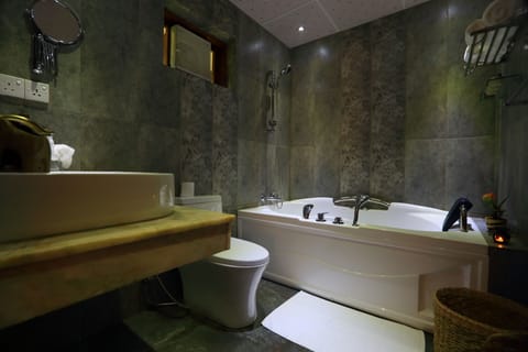 Deluxe Chalet, 1 King Bed, Bathtub | Bathroom | Rainfall showerhead, free toiletries, hair dryer, bidet