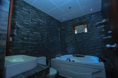 Deluxe Chalet, 1 King Bed, Bathtub | Bathroom | Rainfall showerhead, free toiletries, hair dryer, bidet
