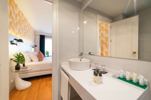 Deluxe Double Room | Bathroom | Shower, free toiletries, hair dryer, towels