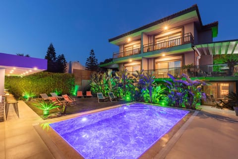 Poolside bar