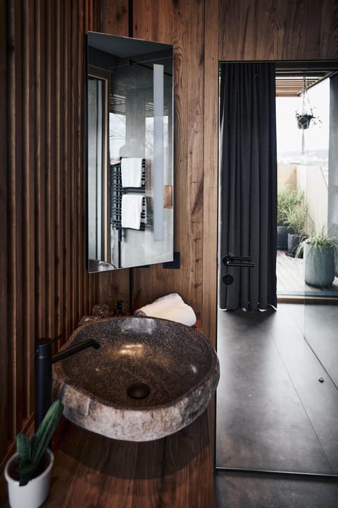 Design Studio Suite | Bathroom | Shower, free toiletries, hair dryer, bathrobes