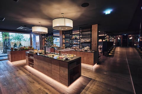 Free buffet breakfast on weekdays