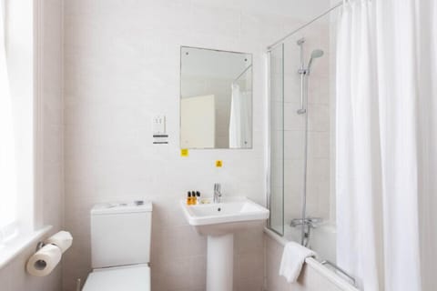 Superior Double Room | Bathroom | Hair dryer, towels