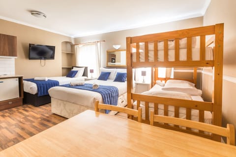 Family Room 5 bunk | Iron/ironing board, free WiFi, bed sheets