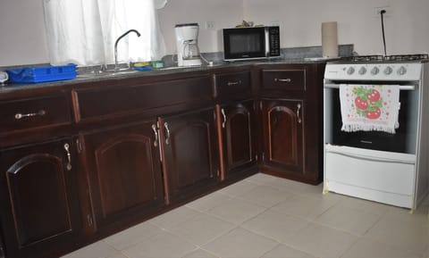 Full-size fridge, microwave, oven, stovetop