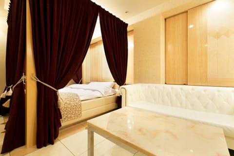 Suite Room | Individually decorated, desk, soundproofing, free WiFi