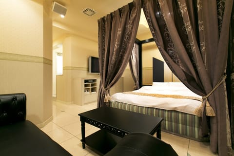 Suite Room | Individually decorated, desk, soundproofing, free WiFi