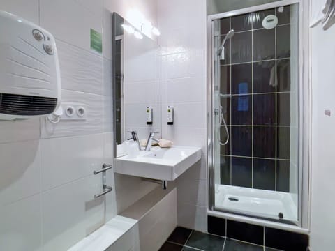 Comfort Triple Room | Bathroom | Shower, free toiletries, hair dryer, towels