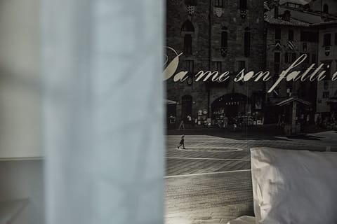 Deluxe Room, 1 King Bed, Jetted Tub | Free WiFi, bed sheets