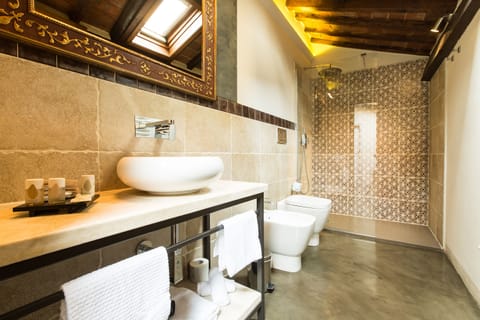 Luxury Suite (Giglio Rosso) | Bathroom | Designer toiletries, hair dryer, slippers, towels