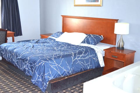 Suite, 1 King Bed, Non Smoking (Jacuzzi) | Desk, iron/ironing board, free WiFi, bed sheets