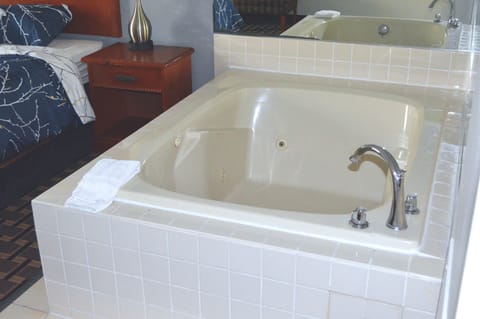 Suite, 1 King Bed, Non Smoking (Jacuzzi) | Private spa tub