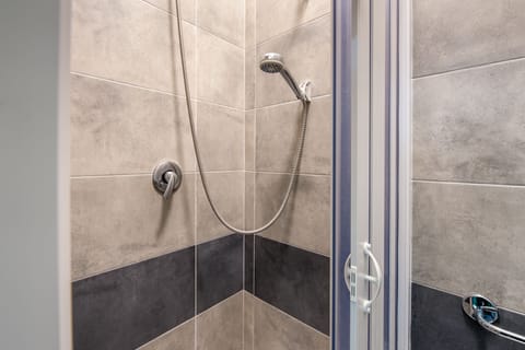 Basic Triple Room, 1 Bedroom | Bathroom shower