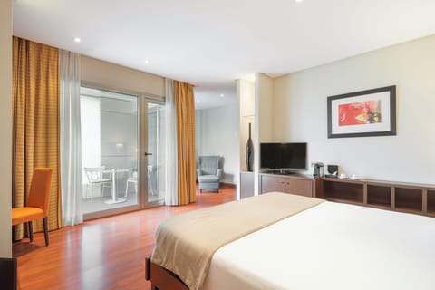 Junior Suite | 1 bedroom, minibar, in-room safe, desk