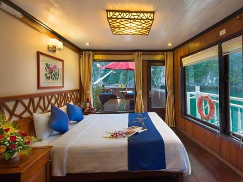 Royal Suite Cabin with Balcony | Minibar, in-room safe, desk, blackout drapes