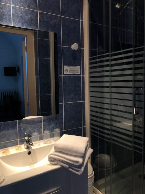 Standard Triple Room | Bathroom shower