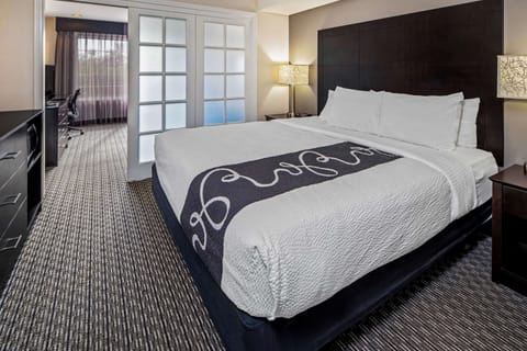 Apartment, 1 King Bed (Apartment) | Premium bedding, desk, blackout drapes, iron/ironing board