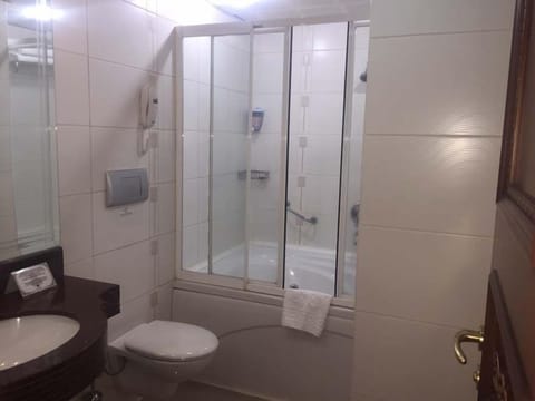 Standard Twin Room | Bathroom | Combined shower/tub, deep soaking tub, free toiletries, hair dryer