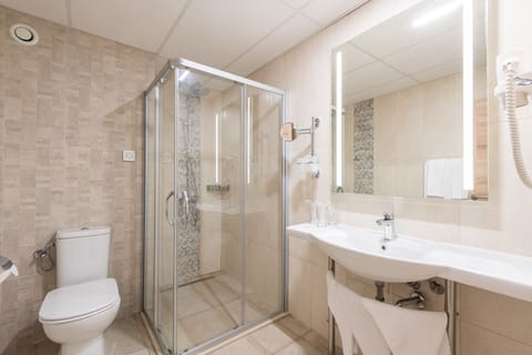 Superior Double or Twin Room, Balcony | Bathroom | Shower, free toiletries, hair dryer, towels