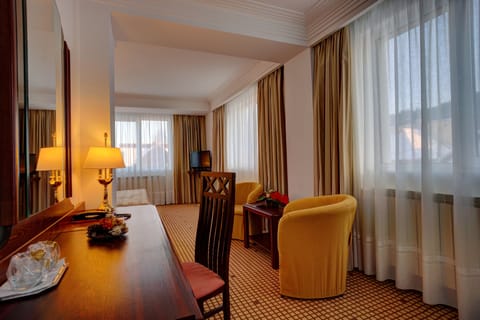 Executive Double or Twin Room (Comfy) | Minibar, in-room safe, desk, soundproofing