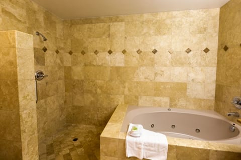 Superior Room, 1 King Bed, Balcony, Ocean View | Bathroom | Combined shower/tub, hydromassage showerhead, hair dryer, towels