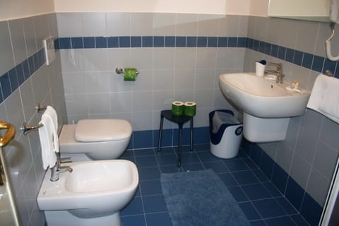 Triple Room | Bathroom | Shower, rainfall showerhead, free toiletries, hair dryer