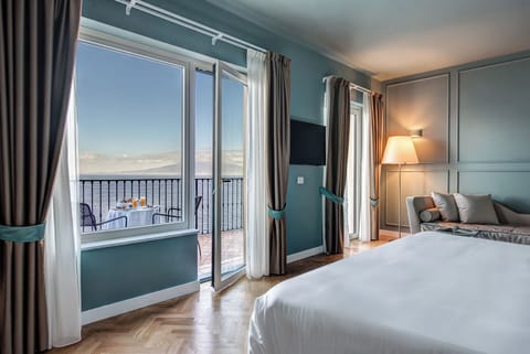 Junior Suite, Sea View (De Luxe e Terrazzo) | Hypo-allergenic bedding, minibar, in-room safe, desk