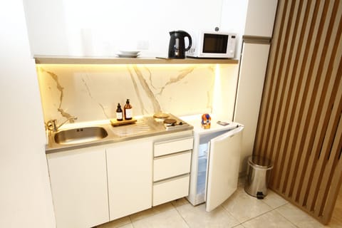 Signature Studio, Patio | Private kitchen | Mini-fridge, microwave, stovetop, coffee/tea maker