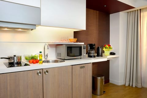 Studio, Garden View (4 pers) | Private kitchen | Fridge, microwave, stovetop, dishwasher