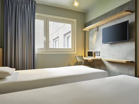 Twin Room, 2 Twin Beds | Desk, soundproofing, free WiFi, bed sheets