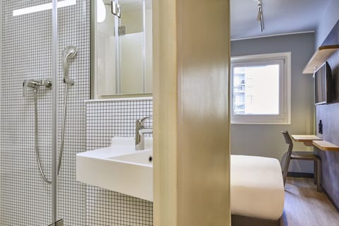 Shower, hydromassage showerhead, eco-friendly toiletries, towels